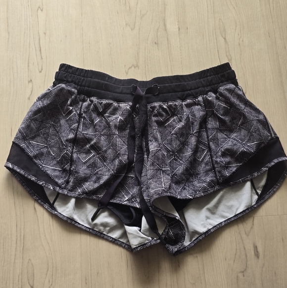 Lululemon Hotty Hot Shorts Sz 6 Drawstring Geometric Dot Black Lined 2.5" - Picture 2 of 13